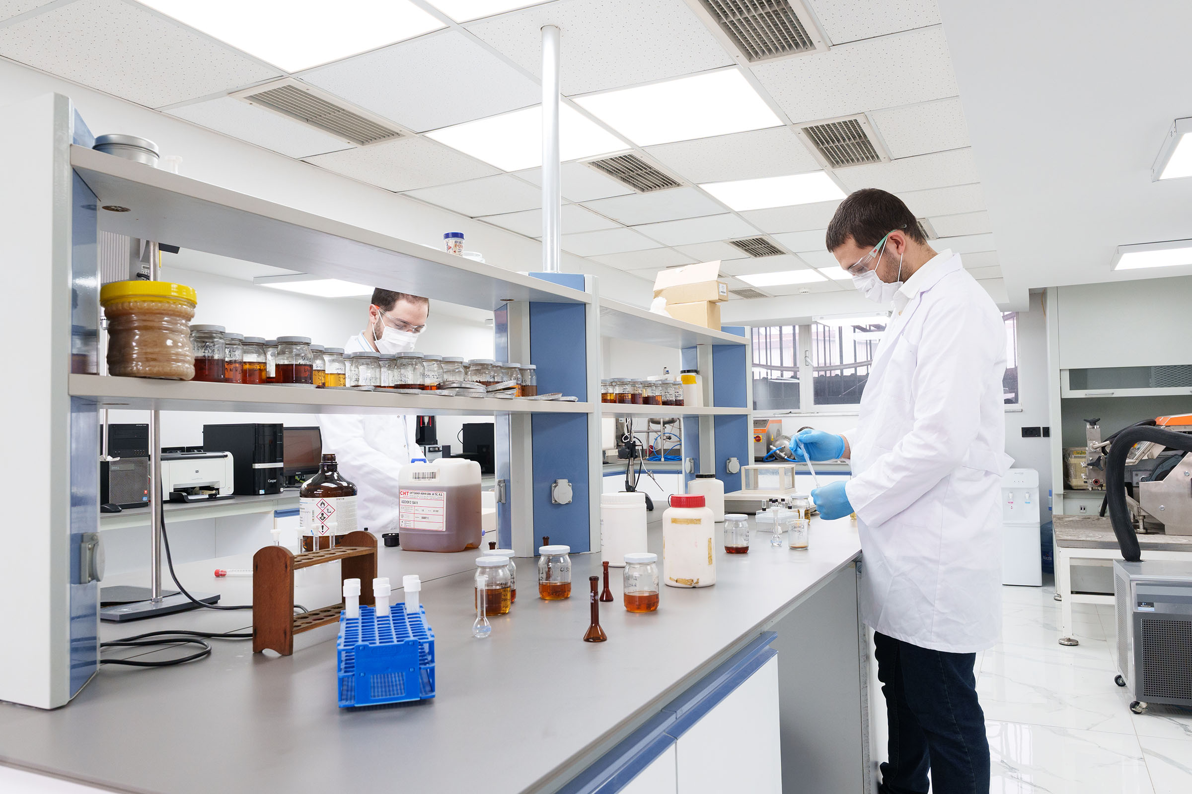 Ankara profesyonel reklam fotoğrafçısı tarafından hazırlanan, kimya sektörü ve laboratuvar ortamının teknolojik altyapısını yansıtan tanıtım çekimi.