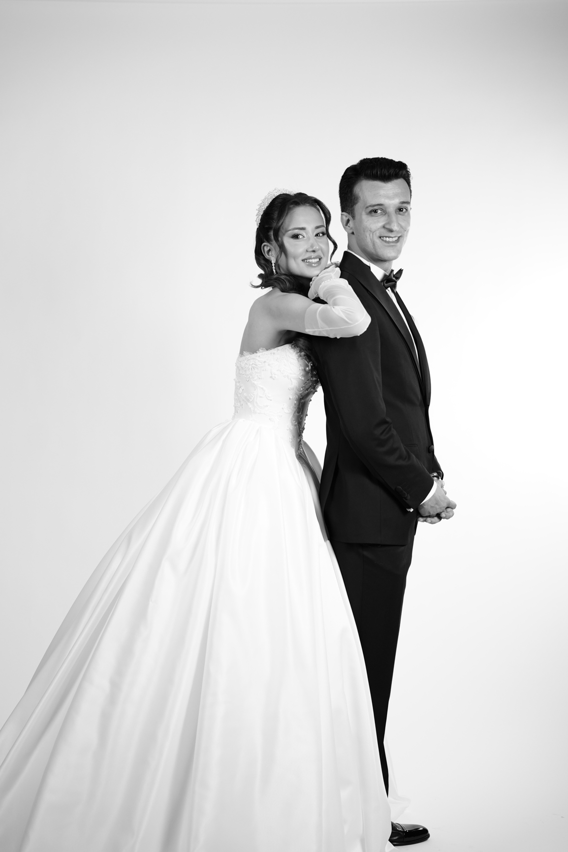Ankara stüdyo düğün fotoğrafçısı, Kore tarzı minimalist siyah beyaz gelin damat portresi, Melisa ve Fırat.