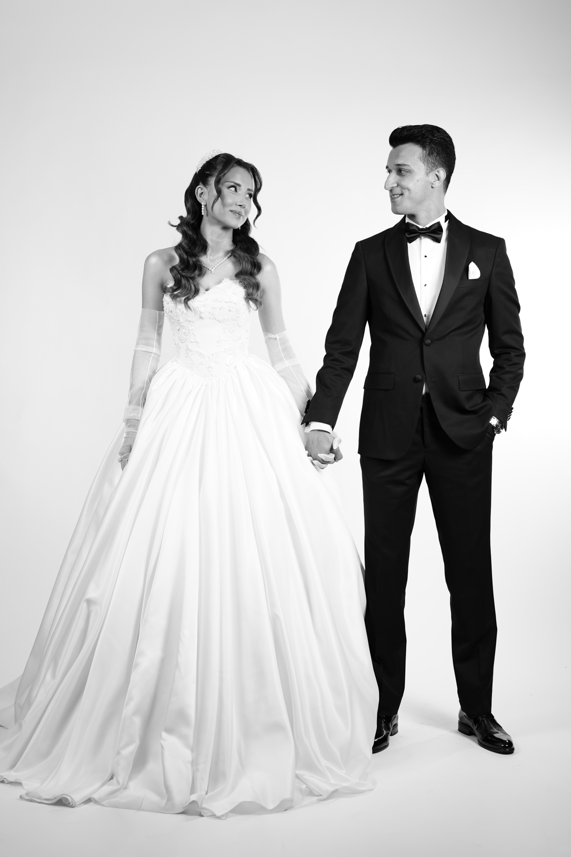 Ankara stüdyo düğün fotoğrafçısı, Kore tarzı minimalist siyah beyaz gelin damat portresi, Melisa ve Fırat.