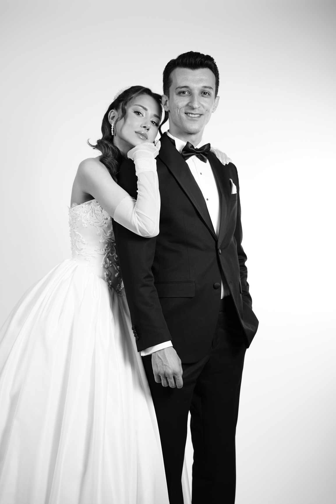 Ankara stüdyo düğün fotoğrafçısı, Kore tarzı minimalist siyah beyaz gelin damat portresi, Melisa ve Fırat.