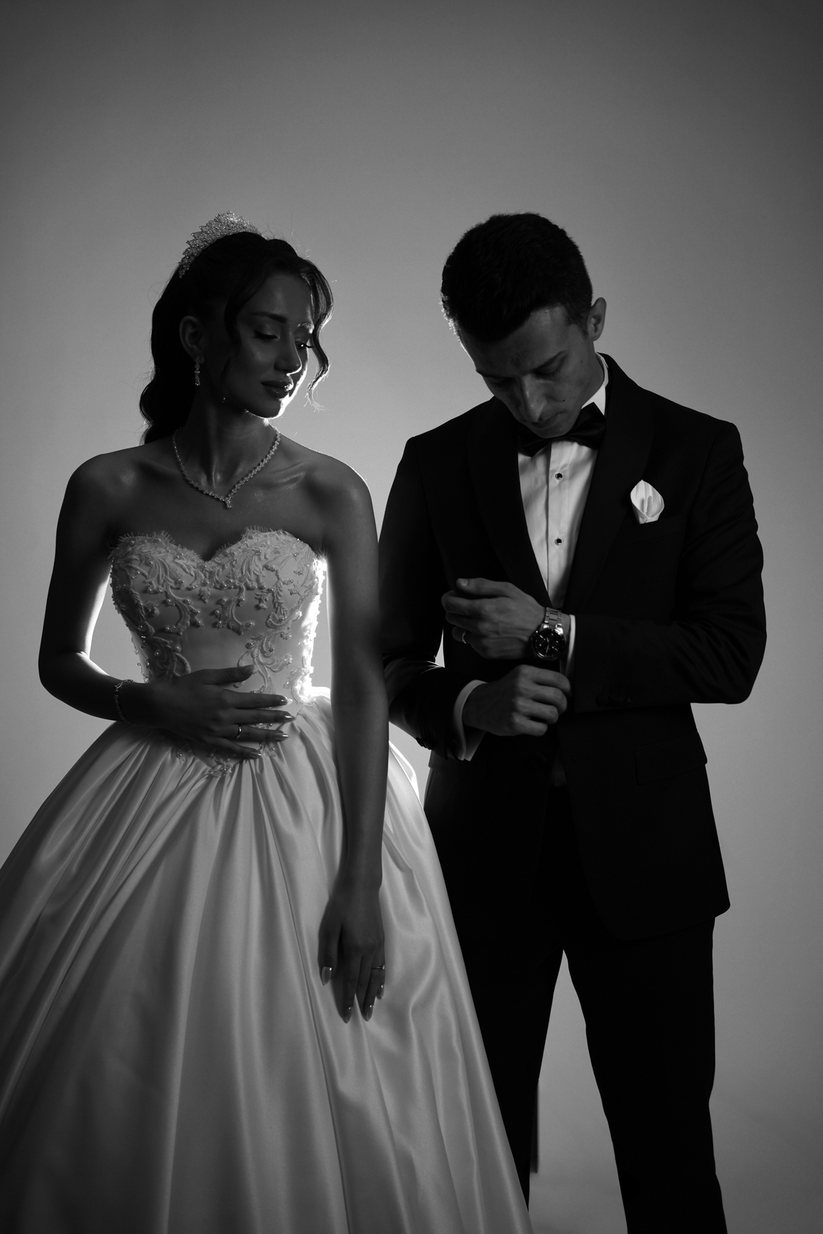 Ankara stüdyo düğün fotoğrafçısı, Kore tarzı minimalist siyah beyaz gelin damat portresi, Melisa ve Fırat.