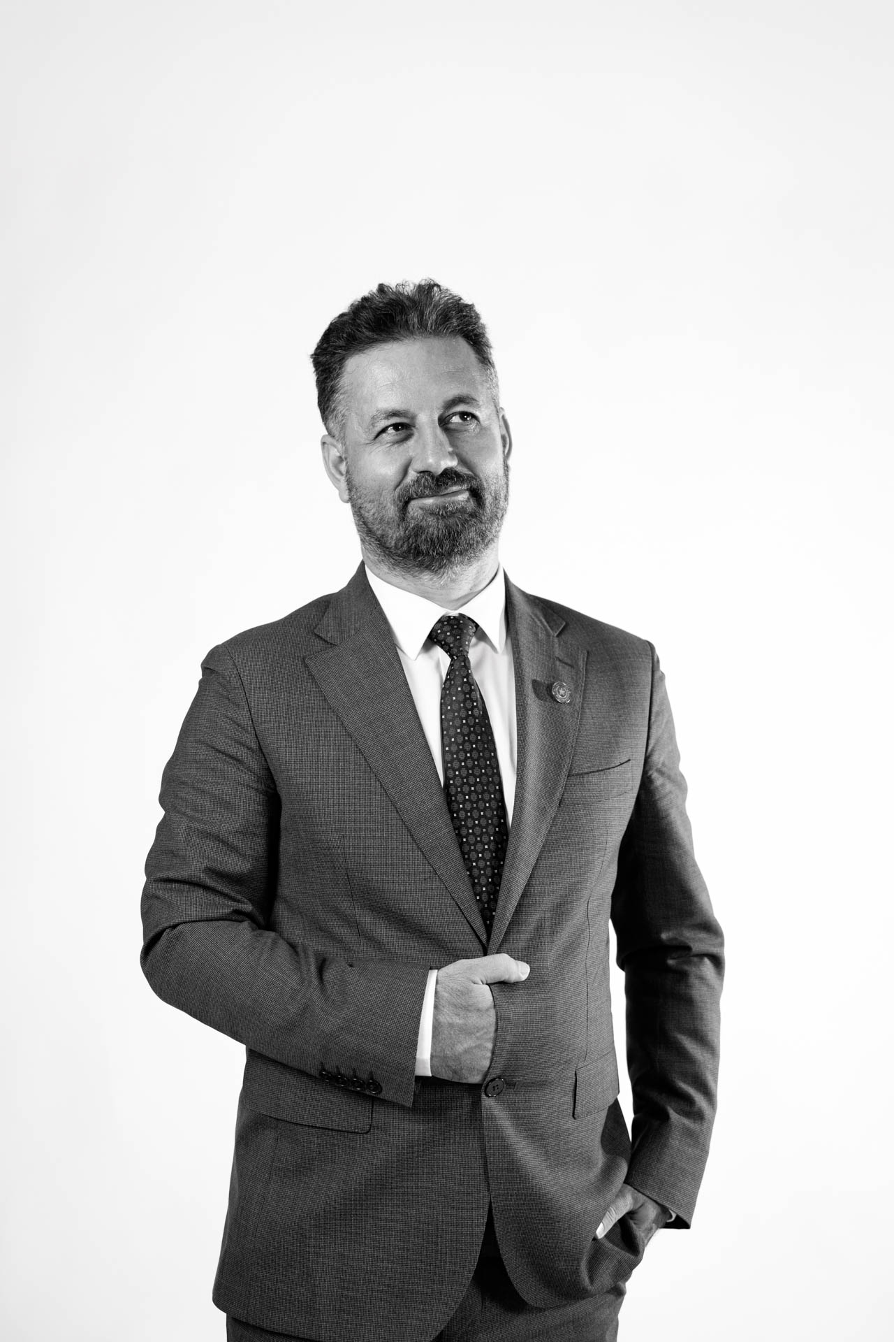 Ankara profesyonel fotoğraf stüdyosunda çekilmiş, dramatik ışık kurgusuna sahip siyah beyaz kurumsal yönetici portresi.