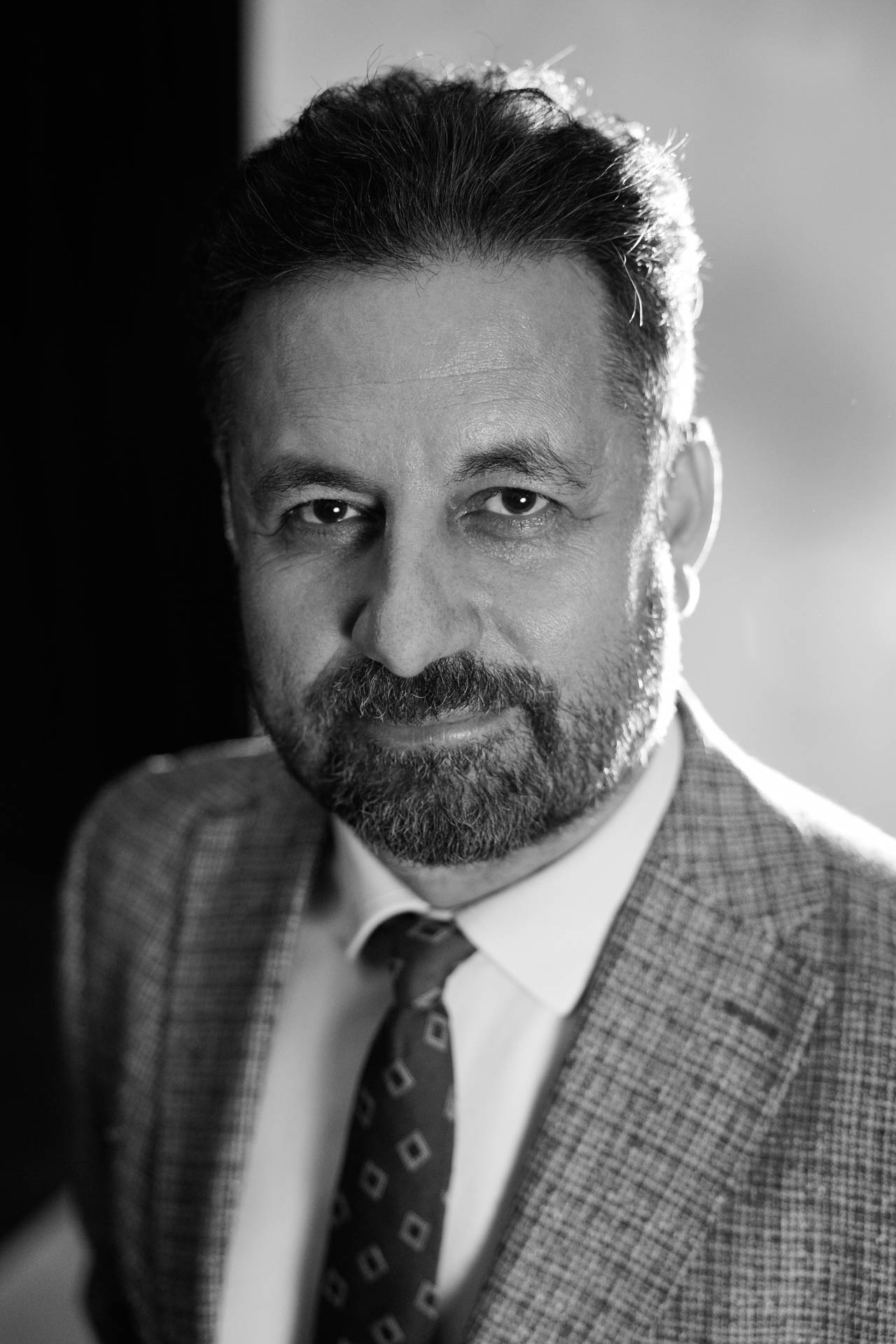 Ankara profesyonel fotoğraf stüdyosunda çekilmiş, dramatik ışık kurgusuna sahip siyah beyaz kurumsal yönetici portresi.