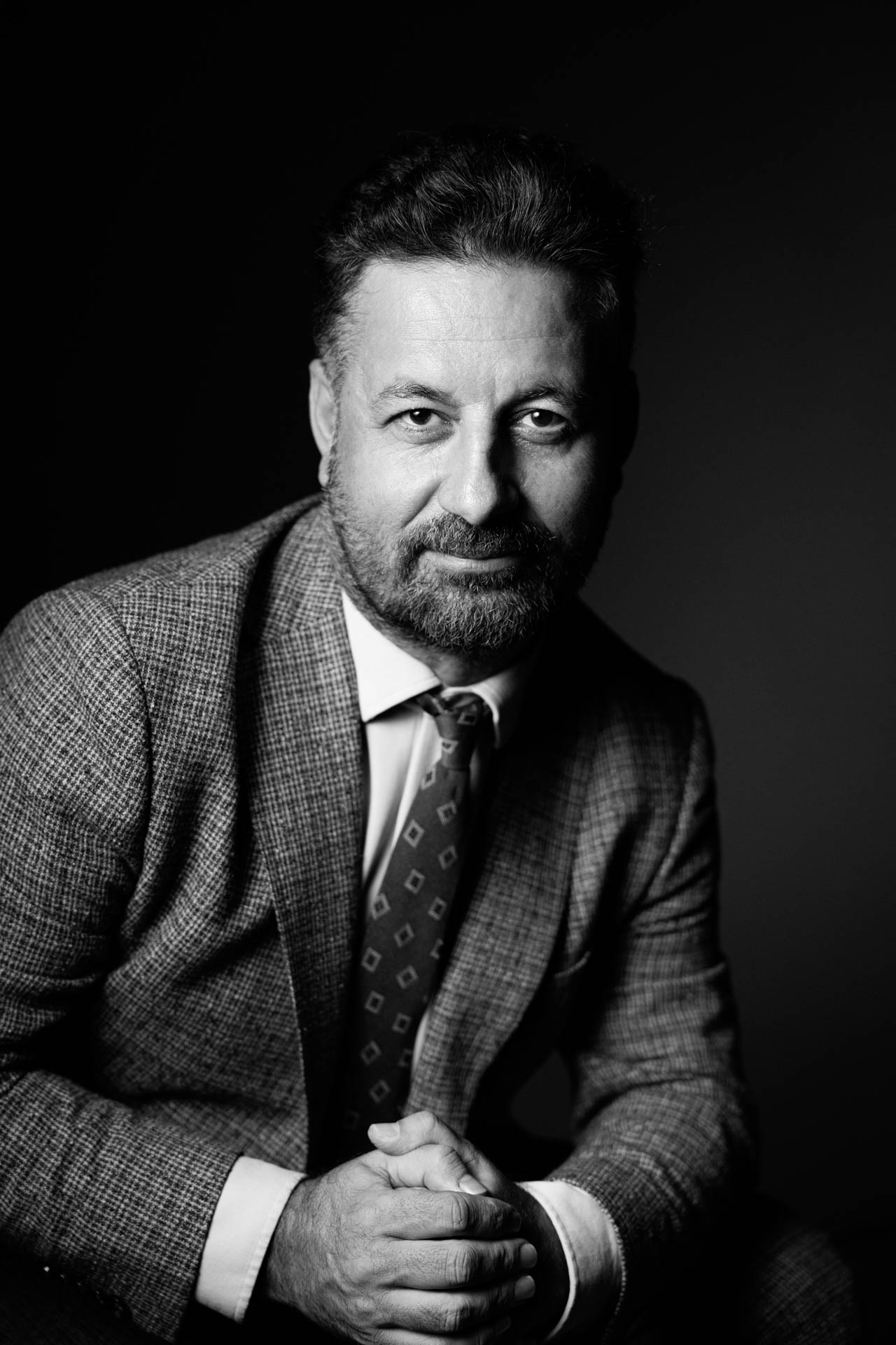 Ankara profesyonel fotoğraf stüdyosunda çekilmiş, dramatik ışık kurgusuna sahip siyah beyaz kurumsal yönetici portresi.